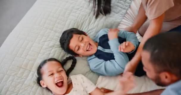 Γέλιο Γαργαλητό Και Παιδιά Στο Κρεβάτι Τους Γονείς Για Διασκέδαση — Αρχείο Βίντεο