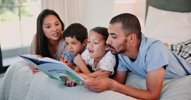 Οικογένεια Χαλαρώστε Στο Κρεβάτι Βιβλίο Για Την Ανάγνωση Γονείς Και — Αρχείο Βίντεο