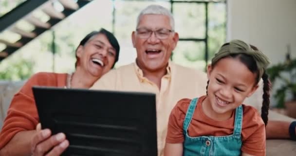 Abuelos Película Niña Con Tableta Hogar Familiar Para Transmisión Películas — Vídeos de Stock