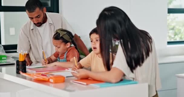 Домашняя Работа Обучение Родители Детьми Книгами Бумагой Учеба Написания Урока — стоковое видео