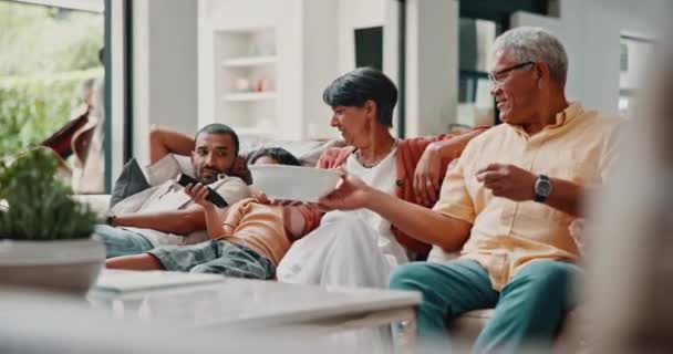 Ταινία Ποπ Κορν Και Την Οικογένεια Στον Καναπέ Στο Σπίτι — Αρχείο Βίντεο