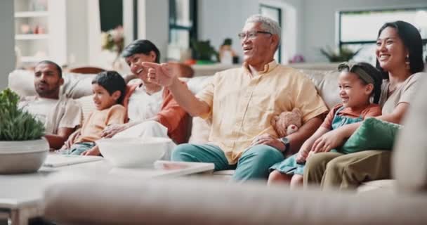 Domov Pohovka Rodina Relaxovat Sledování Televize Filmy Nebo Streaming Videa — Stock video