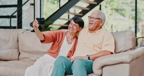 Home Selfie Old Couple Couch Love Memory Social Media Post — Stock Video