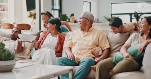 Kinderen Verrassing Bange Familie Bank Met Ouders Grootouders Samen Kijken — Stockvideo