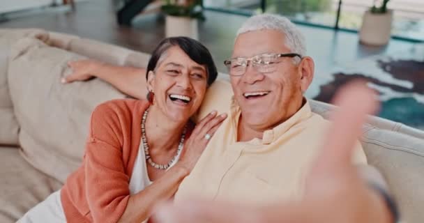 Gesicht Senioren Pärchen Und Selfie Auf Dem Sofa Zum Lachen — Stockvideo