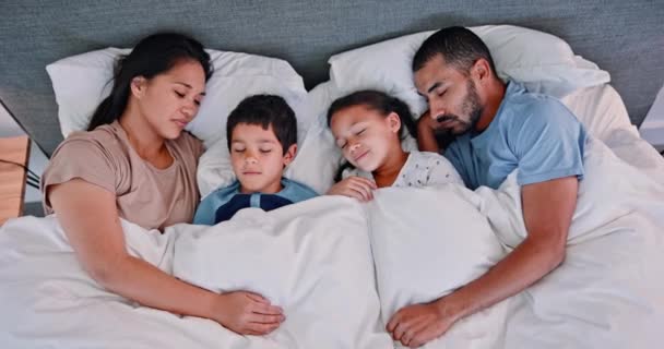 ハッピーファミリー 寝てリラックスして 快適さのためにベッドでカドルでリラックス 休憩や週末は一緒に家で ベッドルームの羽毛布団の下で母親 子供のトップビュー — ストック動画