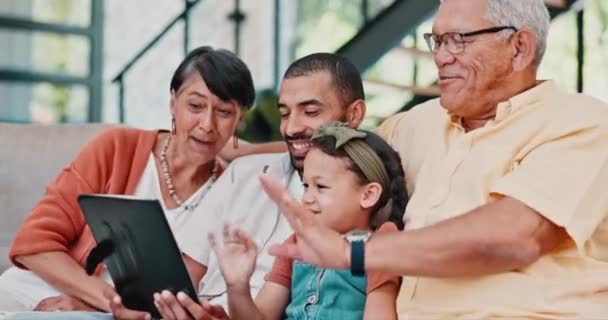 Familie Tablet Video Oproep Woonkamer Als Generaties Glimlach Voor Geluk — Stockvideo