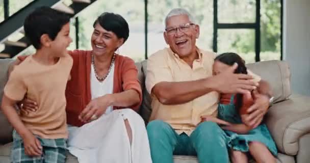 快乐的孩子 祖父母的拥抱或脸 带着微笑 爱或支持在家里笑 年老的祖母 快乐的孩子或兄弟姐妹与自豪的祖父坐在沙发上休息 — 图库视频影像