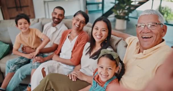 Família Grande Rosto Avós Uma Selfie Com Crianças Felizes Sofá — Vídeo de Stock