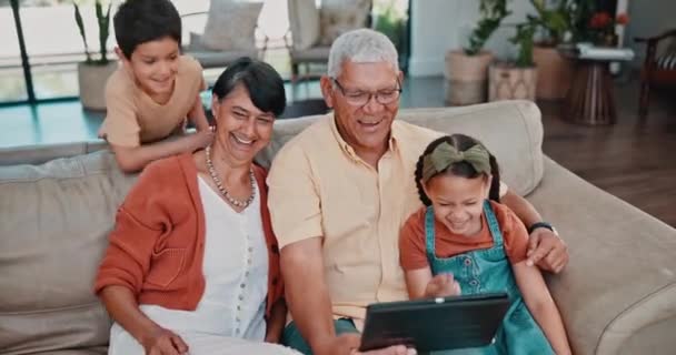조부모 스트리밍 학습을위한 가정에서 태블릿 아이들 기술에 할머니 영화와 소파에 — 비디오