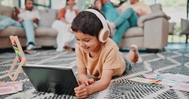 Παιδί Ακουστικά Και Εκπαίδευση Στο Πάτωμα Tablet Για Υποστήριξη Μαθηματικά — Αρχείο Βίντεο