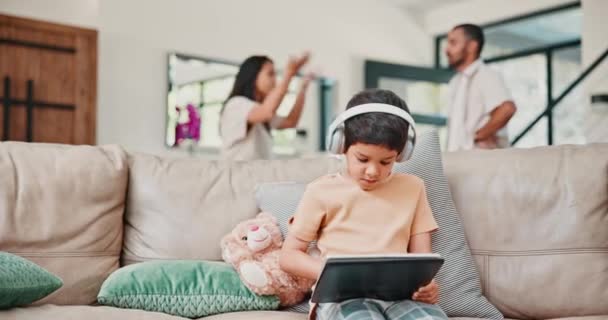 家长们 争论不休 孩子们把平板电脑放在沙发上玩网络游戏 看视频和上网 家庭和孩子与父母在数字技术上的争论 婚姻危机和离婚 — 图库视频影像