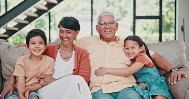 快乐的孩子 抱在沙发上的祖父母的拥抱或肖像 在家里带着微笑 爱或支持 老奶奶 相亲或孩子们和爷爷一起坐在沙发上休息 — 图库视频影像