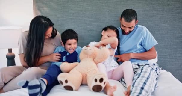 Sorria Cócegas Crianças Cama Com Pais Rindo Relaxando Unindo Casa — Vídeo de Stock