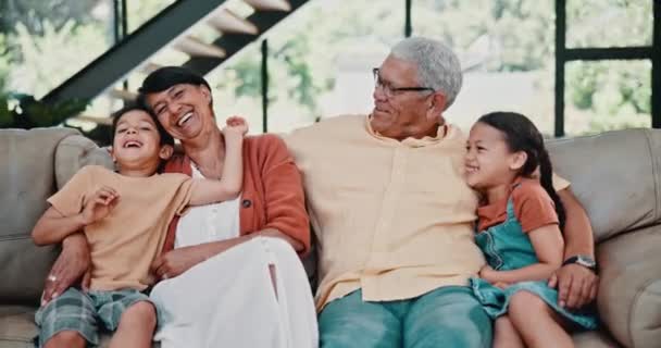 快乐的孩子 拥抱或祖父母在家里笑着 带着微笑 爱或支持一个家庭 上了年纪的奶奶 沙发或孩子们和爷爷一起坐在沙发上放松一下 — 图库视频影像