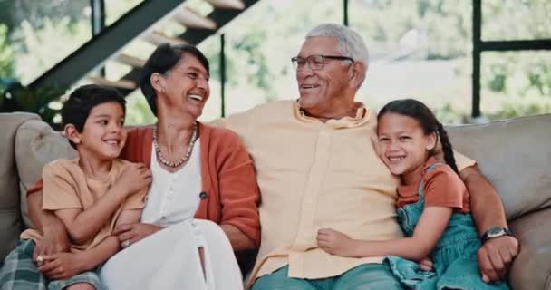 快乐的孩子 祖父母的拥抱或肖像 带着微笑 爱或支持在家里笑 年老的祖母 沙发或孩子们和祖父坐在沙发上休息 — 图库视频影像