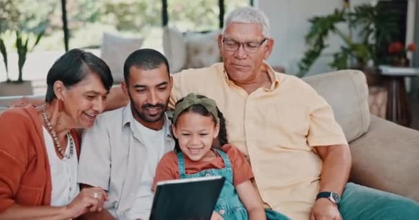 Happy Familie Ontspannen Bank Met Tablet Voor Online Leren Netwerken — Stockvideo