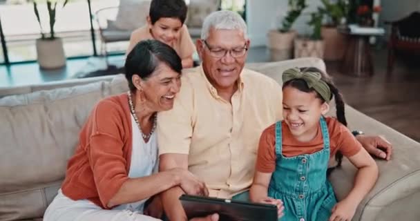 Grootouders Film Kinderen Met Tablet Een Familie Huis Voor Film — Stockvideo