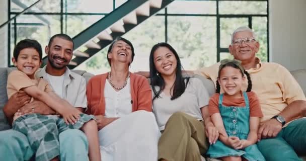 Обличчя Бабусі Дідусі Батьки Дітей Покоління Спілкування Разом Сімейному Домі — стокове відео