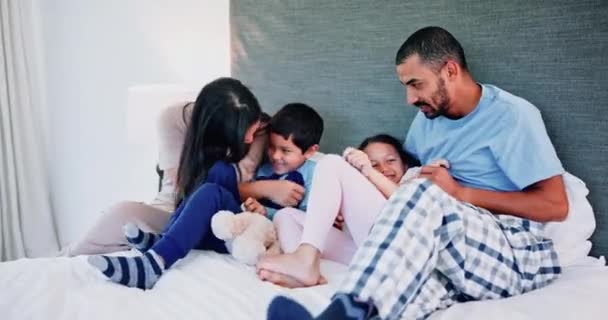 Rindo Cócegas Crianças Cama Com Pais Relaxando Unindo Casa Com — Vídeo de Stock