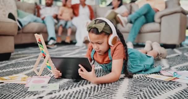 Κορίτσι Tablet Και Ακουστικά Στο Σαλόνι Για Την Εκπαίδευση Βίντεο — Αρχείο Βίντεο