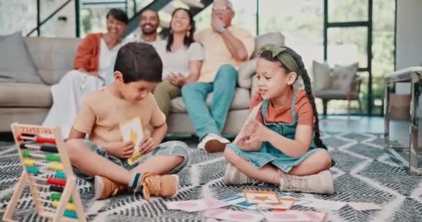 Sourozenci Učit Flash Karty Podlaze Rodina Pohovka Obývacím Pokoji Vzdělávání — Stock video