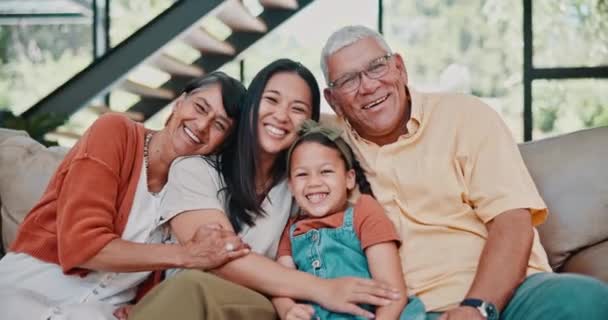 Generaciones Abrazo Retrato Abuelos Sofá Con Sonrisa Cuidado Amor Apoyo — Vídeos de Stock