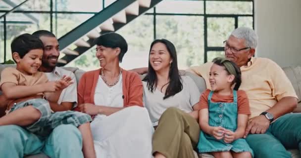 Personas Hablar Sofá Hogar Familiar Para Múltiples Generaciones Vinculación Juntos — Vídeo de stock
