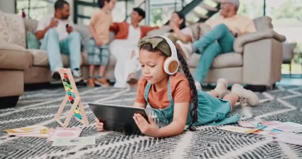 Κορίτσι Tablet Και Ακουστικά Στο Σαλόνι Για Streaming Εκπαιδευτικό Βίντεο — Αρχείο Βίντεο