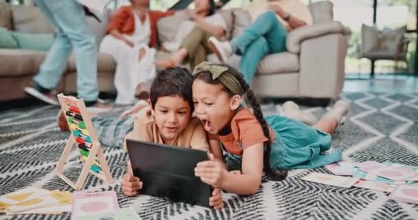 어린이 바닥에 태블릿 거실에서 가족과 형제를위한 엔터테인먼트에서 조부모와 스트리밍 엘레러닝 — 비디오