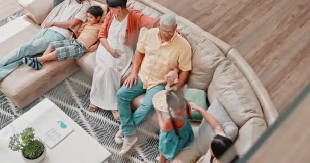Család Popcorn Tévénézés Kanapén Nappaliban Otthonról Fentről Kötődés Vagy Látogatás — Stock videók