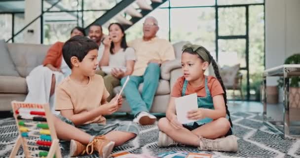 Děti Učte Ukažte Kartičky Podlaze Rodinu Gauč Obývacím Pokoji Vzdělávání — Stock video