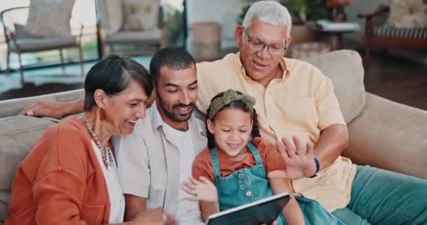 Rodina Tablet Vlny Pohovce Videohovory Pro Komunikaci Síť Relaxaci Doma — Stock video