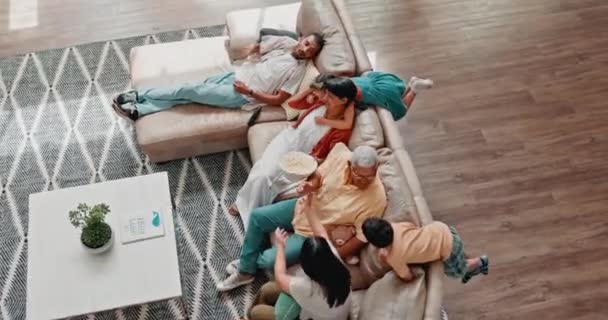 Famille Pop Corn Streaming Sur Canapé Dans Salon Maison Haut — Video