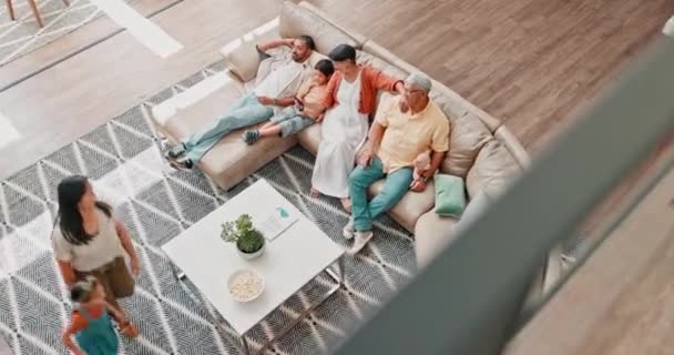 Famille Détendez Vous Regardez Télévision Sur Canapé Dans Salon Maison — Video