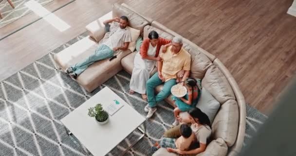 Οικογένεια Χαλαρώστε Και Βλέποντας Τηλεόραση Στον Καναπέ Στο Σαλόνι Του — Αρχείο Βίντεο