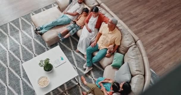 Familia Relajarse Conversar Sofá Sala Estar Del Hogar Desde Arriba — Vídeos de Stock