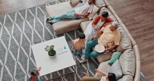 Famille Film Pop Corn Sur Canapé Dans Salon Maison Haut — Video