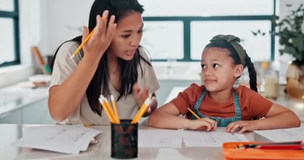 Μητέρα Παιδί Και Μαθήματά Θυμωμένος Στο Σπίτι Για Μάθηση Πειθαρχία — Αρχείο Βίντεο