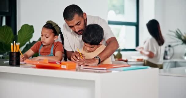 Huiswerk Leren Vader Met Kinderen Met Schrift Papier Studeren Voor — Stockvideo