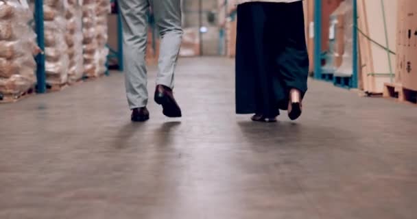 Primer Plano Piernas Gente Negocios Almacén Caminando Inspección Con Trabajo — Vídeos de Stock