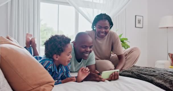 Sypialnia Dom Czarna Rodzina Smartfonem Relaks Internet Mediów Społecznościowych Aplikacji — Wideo stockowe