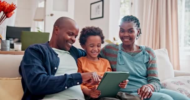 Ouders Kind Gezicht Met Tablet Bank Voor Online Streaming Entertainment — Stockvideo