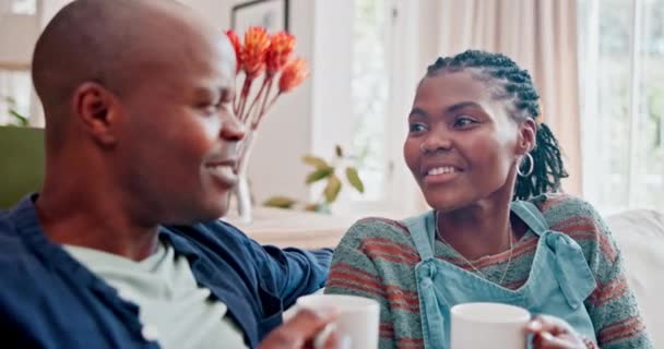Pasangan Berbicara Dan Tertawa Sofa Dengan Kopi Untuk Bersantai Ikatan — Stok Video