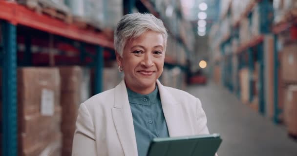 箱のための情報を点検する倉庫の女性のタブレット ロジスティクスそして顔 倉庫にデジタル技術を搭載した成熟した女性産業労働者の笑顔 — ストック動画