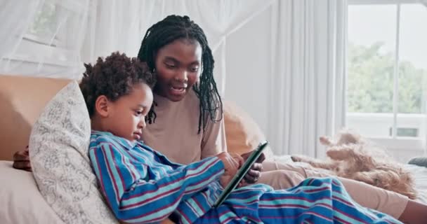 Tablet Συγκόλληση Και Μητέρα Παιδί Στο Κρεβάτι Δικτύωση Στα Μέσα — Αρχείο Βίντεο