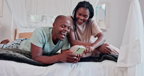 Home Bedroom Black Couple Smartphone Relax Morning Meme Digital App — Stock Video