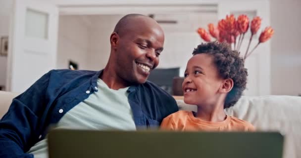 非洲父亲 男孩和笔记本电脑在沙发上笑 流或滑稽的节目在网上休息 黑人男人 爸爸和儿子在家里用电脑看喜剧片 看卡通片或谈情说爱 — 图库视频影像