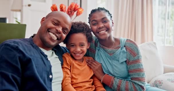 Portret Glimlach Zwarte Familie Bank Van Woonkamer Huis Met Liefde — Stockvideo