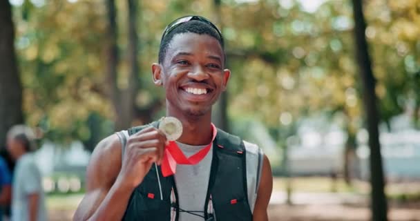Hombre Negro Atleta Cara Feliz Con Medalla Por Ganar Triunfar — Vídeo de stock